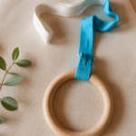 Drevený kruh na šnúrke – Montessori mobil na prvý úchop / Dřevěný kruh na provázku – Montessori mobil na první úchop