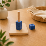 Kocky na zvislom kolíku – Montessori navliekanie pre najmenších / Kostky na svislém kolíku – Montessori navlékání pro nejmenší