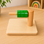 Montessori kruhy na vodorovnom kolíku so zelenými krúžkami na navliekanie