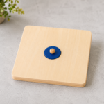 Drevené Montessori puzzle s malým modrým kruhom a úchytom