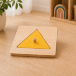 Drevené Montessori puzzle s modrým trojuholníkom a úchytom
