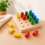 Farebné valčeky Educo na drevenej doske na Montessori vkladanie a triedenie farieb